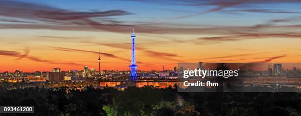 berlin sunrise - skyline with tv-tower and radiotower (germany) - tour de la radio de berlin photos et images de collection