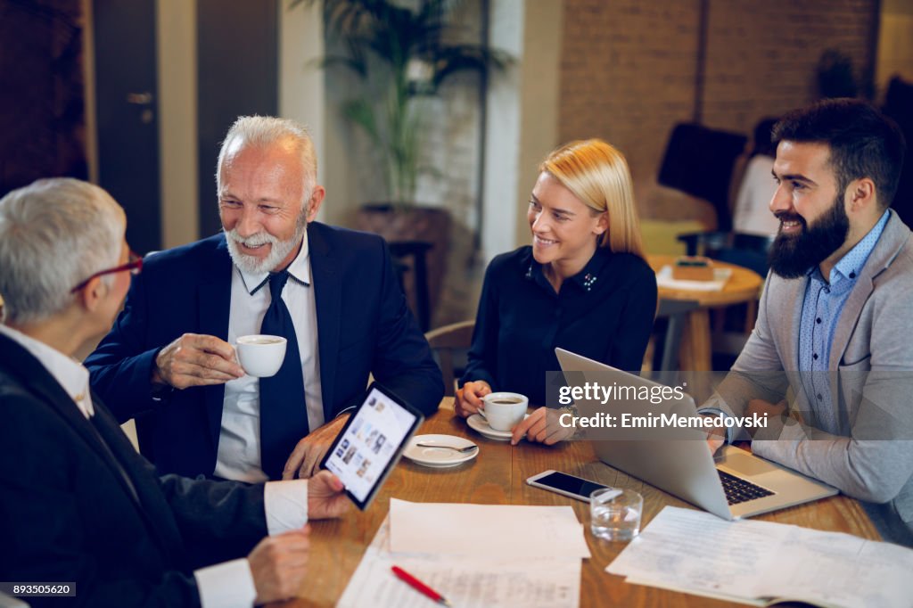 Koffiepauze tijdens de bespreking van de businessplan bij café.