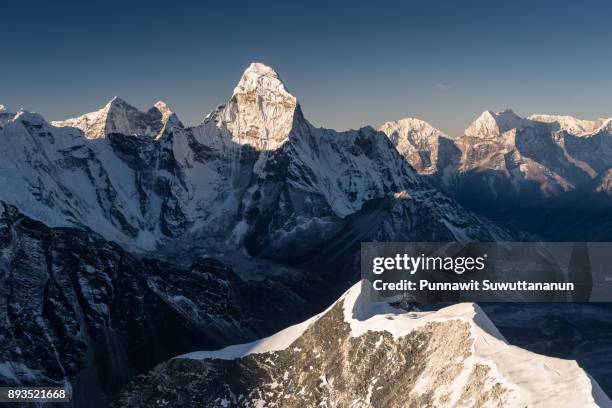 ama dablam mountain peak view from island peak, everest region, nepal - kangtega foto e immagini stock