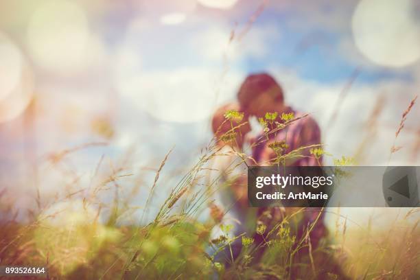 verliefde paar - woman whisper to man stockfoto's en -beelden