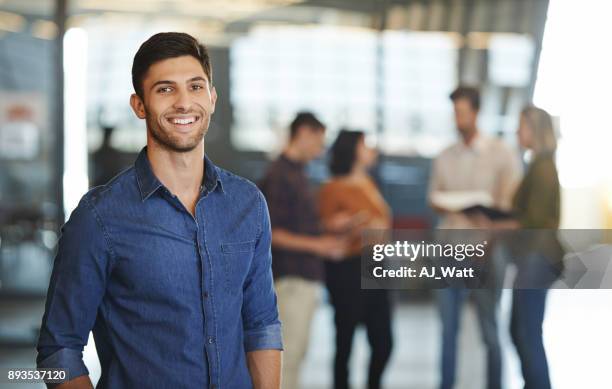 él tiene talento creativo excepcional para presumir - incidental people fotografías e imágenes de stock