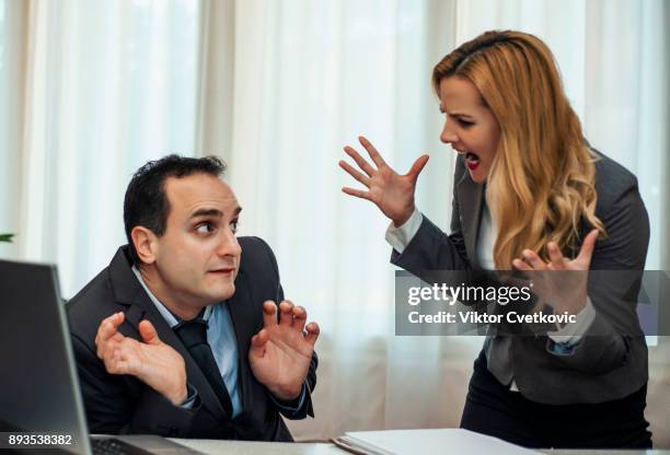 twee boze zakenmensen - jaloezie negatieve emotie stockfoto's en -beelden