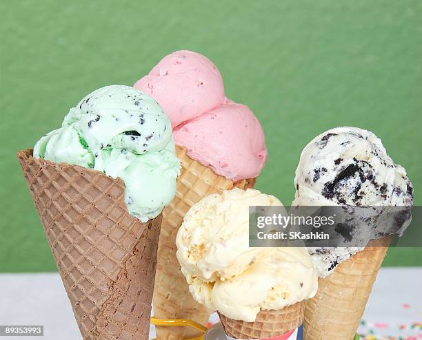 conos de helado - barquilla de helado fotografías e imágenes de stock