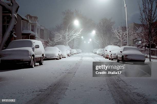 snow-covered cars lit by street lights - blizzard of 2006 - museum of the city of new york winter ball stockfoto's en -beelden