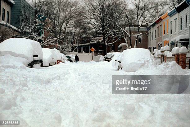 drei meter schnee auf street-nyc schneesturm 2006 - schneehaufen stock-fotos und bilder