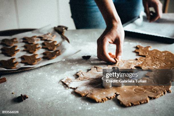 christmas baking, gingerbread man - gingerbread men stockfoto's en -beelden