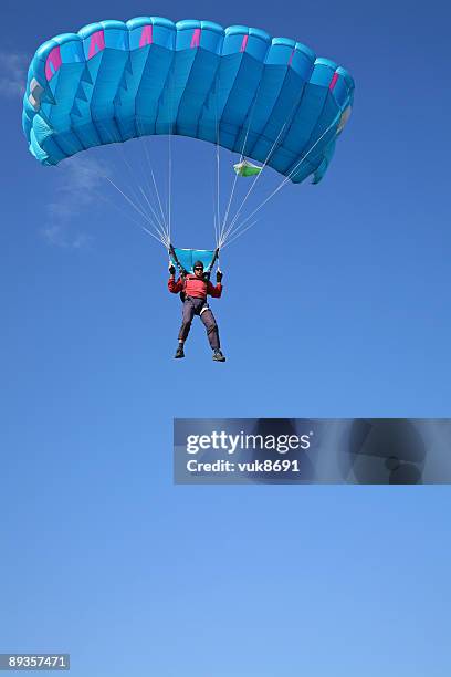parachutist no céu azul - paraquedismo imagens e fotografias de stock