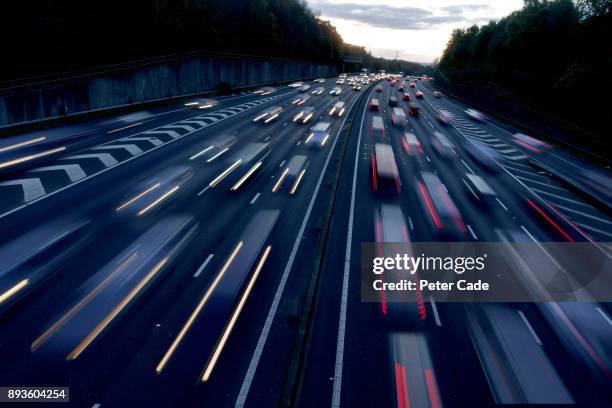 busy road at dusk - interstate 個照片及圖片檔