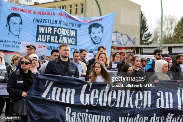 Demonstrationsspitze mit dem Fronttransparent "Zum Gedenken an Burak. Rassismus . Wieder das Motiv?". // Protesters with the front-banner "In memory...