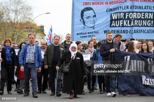 Am haben in Berlin rund 400 Menschen an den ungeklärten Mord an Burak Bektas vor vier Jahren erinnert. Die Teilnehmer gedachten ebenfalls an den...