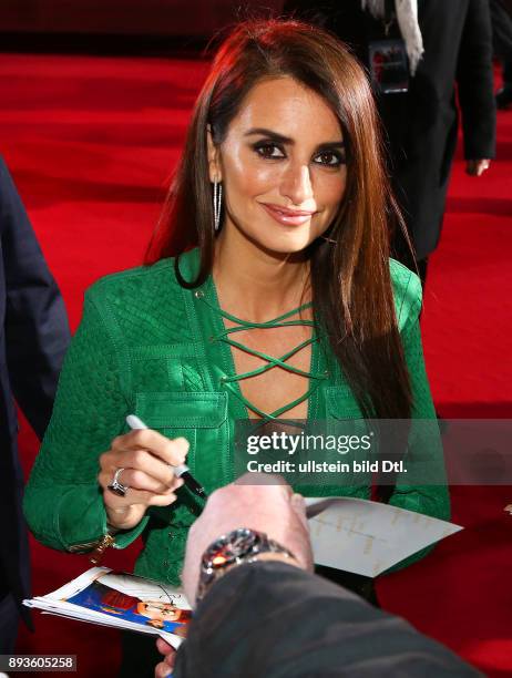 Darstellerin: Penelope Cruz beim Autogramme geben / Filmpremiere > Zoolander 2 < im Kino Cinestar im SonyCenter in Berlin Datum: