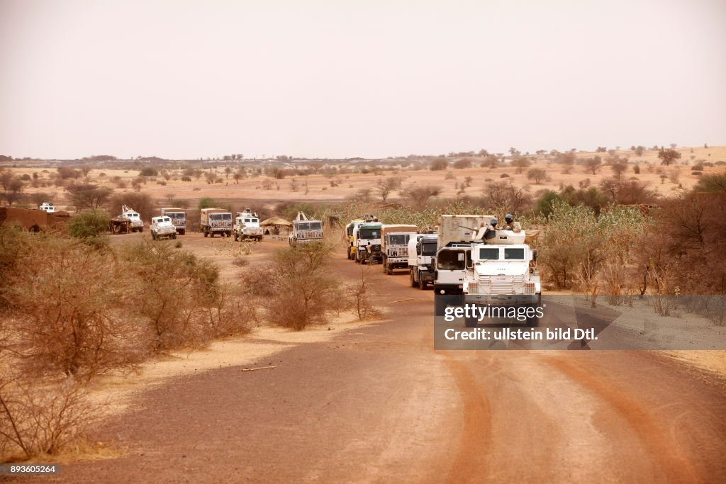 During a medium range patrol from Gao to Menaka a convoy crosses the Sahel desert