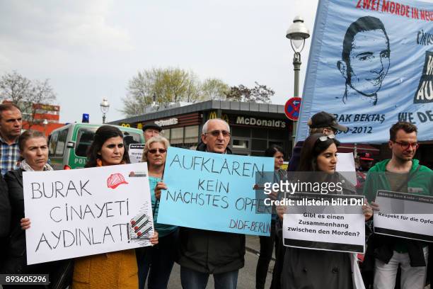 Am haben in Berlin rund 400 Menschen an den ungeklärten Mord an Burak Bektas vor vier Jahren erinnert. Die Teilnehmer gedachten ebenfalls an den...