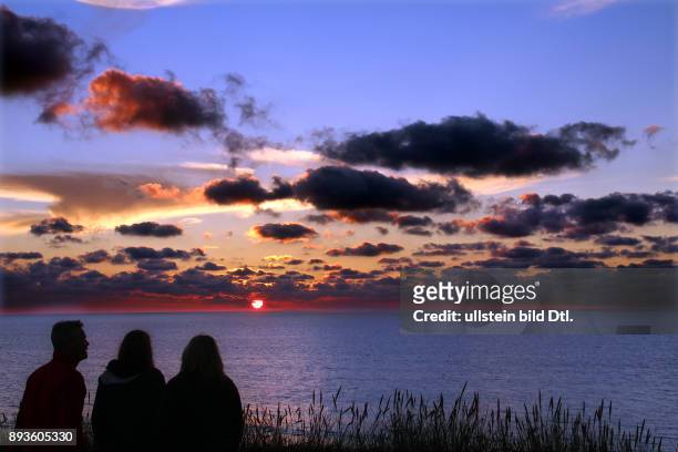 Sonnenuntergang am Weststrand Urlaub auf der Nordsee Insel Insel Sylt im Herbst