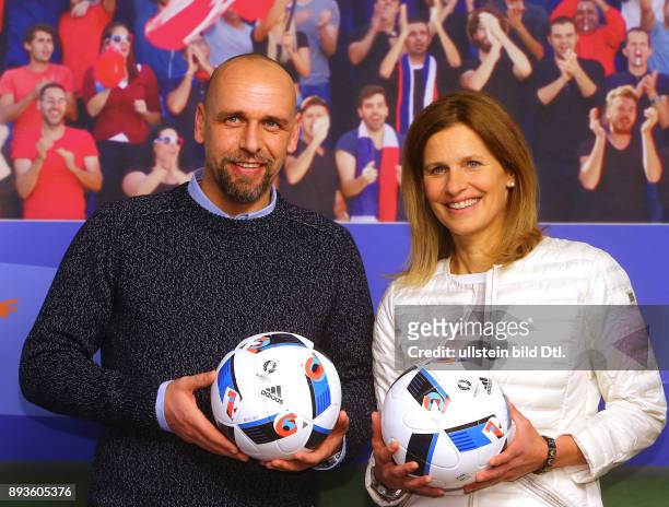 Fußball-Experte Holger Stanislawski mit Katrin Mueller-Hohenstein bei der PK von ARD und ZDF zur UEFA EURO 2016? im Radialsystem in Berlin Datum: