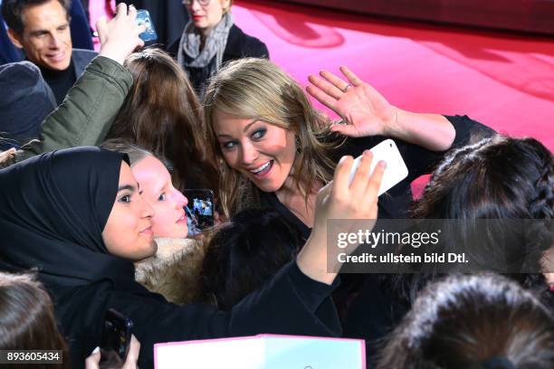 Christine Joan Taylor-Stiller beim Autogramme geben / Filmpremiere > Zoolander 2 < im Kino Cinestar im SonyCenter in Berlin Datum: