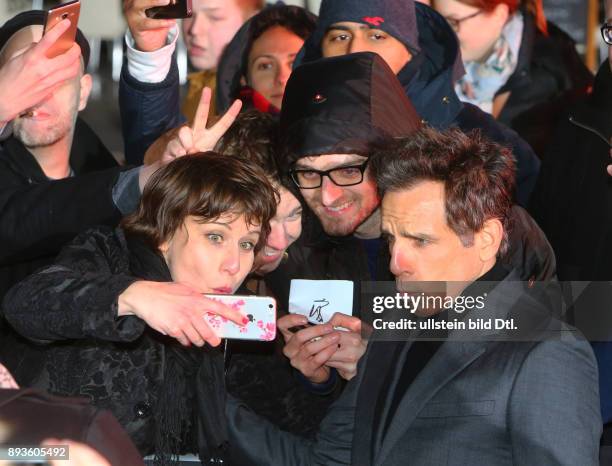Regisseur und Hauptdarsteller Ben Stiller beim Autogramme geben / Filmpremiere > Zoolander 2 < im Kino Cinestar im SonyCenter in Berlin Datum: