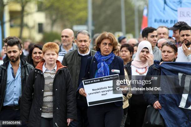 Die Politkerinnen Petra Pau , Canan Bayram und Melek Bektas am Fronttransparent der Demonstration. // The Politicans Petra Pau , Canam Bayram (Green...