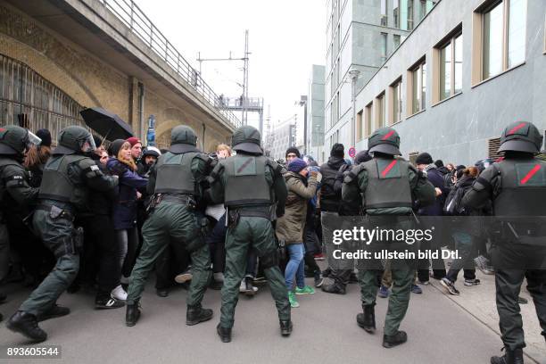 Rund 3000 rechte Demonstranten zogen durch das Berliner Regierungsviertel, um gegen die Asylpolitik der Bundesregierung zu protestieren. Über 1000...