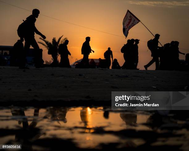 silhouettes of crowded people walking - arbaeen - fotografias e filmes do acervo