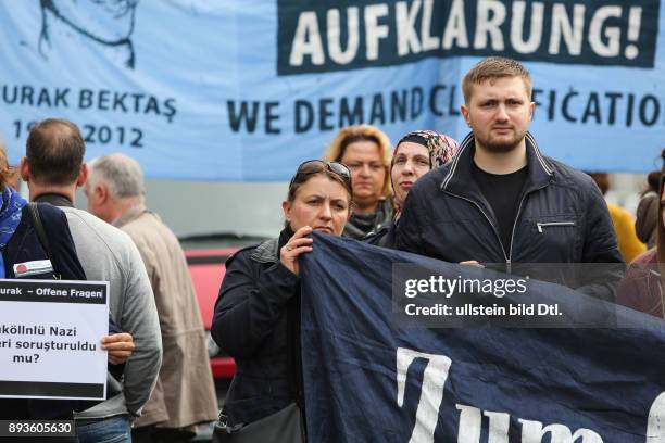 Die Mutter vom ermordeten Burak Bektas am Fronttransparent // The Mother of the murdered Burak Bektas in front of the banner ------04.2016 haben in...