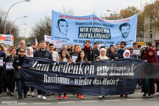 Demonstrationsspitze mit dem Fronttransparent "Zum Gedenken an Burak. Rassismus . Wieder das Motiv?". // Protesters with the front-banner "In memory...