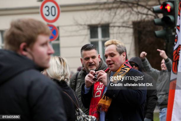 Rund 3000 rechte Demonstranten zogen durch das Berliner Regierungsviertel, um gegen die Asylpolitik der Bundesregierung zu protestieren. Über 1000...