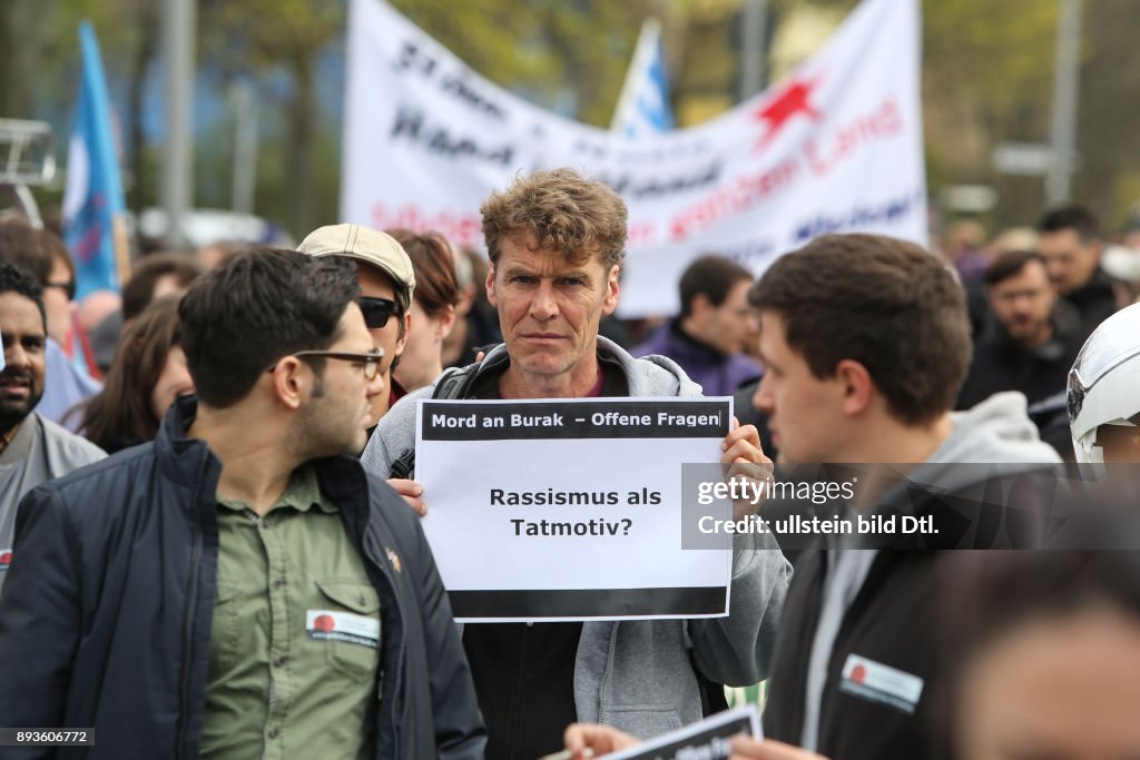 Demonstrant mit Schild