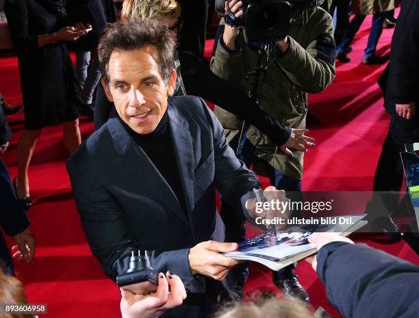 Regisseur und Hauptdarsteller Ben Stiller beim Autogramme geben / Filmpremiere > Zoolander 2 < im Kino Cinestar im SonyCenter in Berlin Datum: