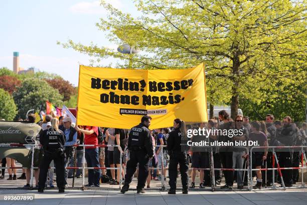 Demonstranten mit Transparent"Berlin? Besser ohne Nazis" // Protesters with the banner "Berlin? Better without Nazis" ----- Rund 1800 rechte...