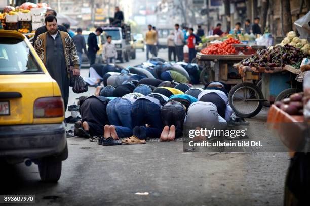 Muslime beten auf der Strasse in Aleppo