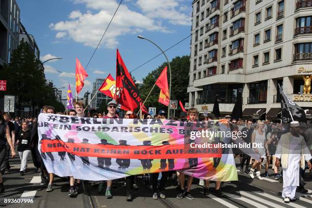 Demonstranten mit dem Fronttransparent "Berlin Nazifrei - Für ein solidarisches Berlin" // Protesters and the front banner under the slogan "Berlin...