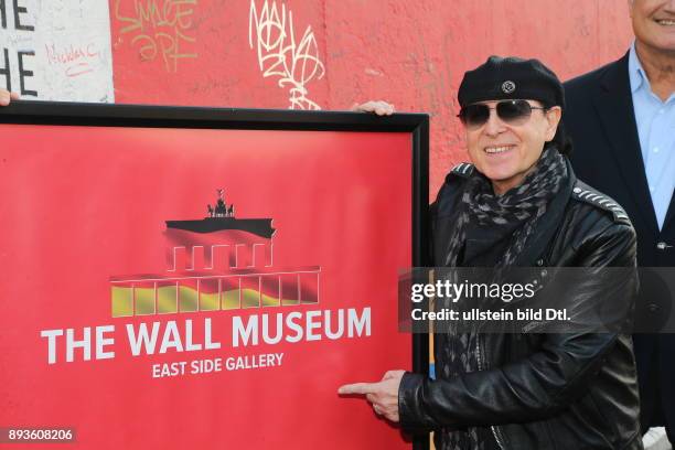Klaus Meine Eroeffnung des neuen THE WALL MUSEUM EAST SIDE GALLERY im Muehlenspeicher an der East Side Gallery in Berlin/ Klaus Meine, dessen > Winds...