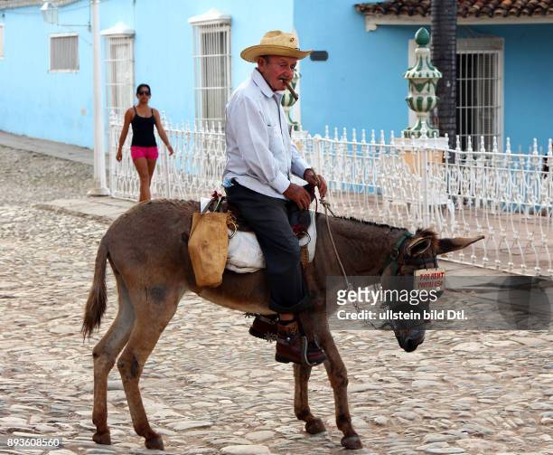 Kubanischer Eselreiter am Plaza Mayor Trinidad ist eine Stadt in der Provinz Sancti Spíritus / Kuba Cuba Urlaub Republica de Cuba Republik Kuba...