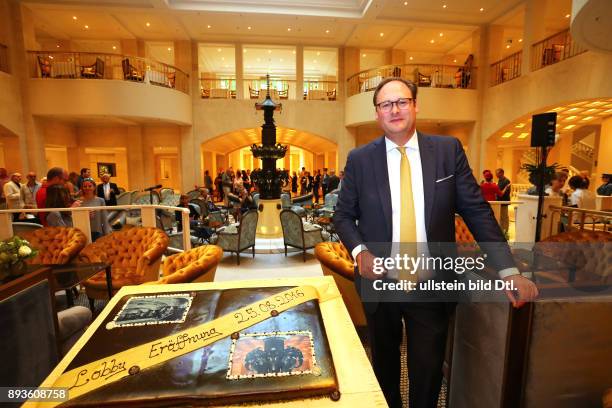 Adlon Direktor Emile Bootsma / Neue Lobby im Hotel Adlon in Berlin/ Nach großer architektonischer Umgestaltung, ausgestattet mit einem zeitgemaeßen...