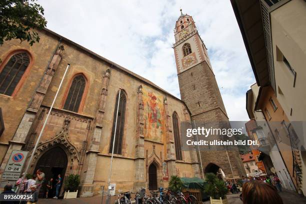 Meran Merano Stadtansicht Stadtpfarrkirche St. Nikolaus Meran, Pfarrplatz aussen Urlaub Sommer Italien Italienische Republik; italienisch Repubblica...