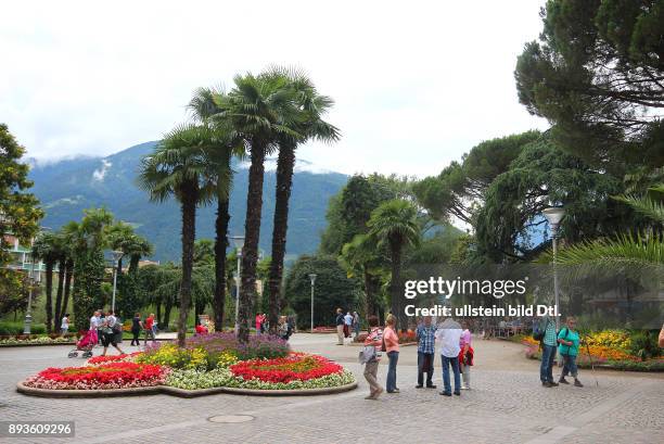 Meran Merano Stadtansicht Promenade Urlaub Sommer Italien Italienische Republik; italienisch Repubblica Italiana Italia / Suedtirol