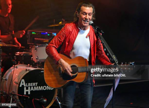 Weltstar Albert Hammond ist auf > Songbook Tour 2015 < im Wintergarten Variete in Berlin