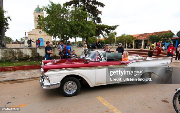 Oldtimer Vinales ViÄales bezeichnet: eine Ortschaft in der kubanischen Provinz Pinar del Río / Kuba Cuba Urlaub Republica de Cuba Republik Kuba...