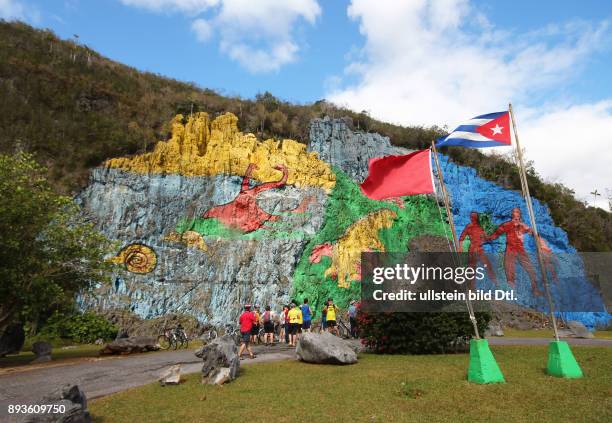 Felsmalerei Mural de la Prehistoria in ViÄales im Nationalpark , Vinales Pinar del Rio Cuba Vinales Kuba Cuba Urlaub Republica de Cuba Republik Kuba...