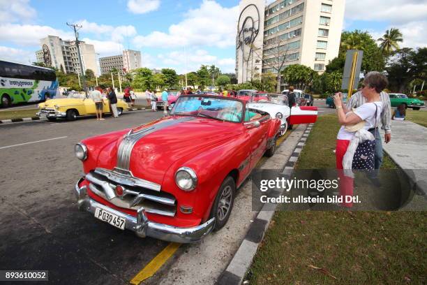 Oldtimer auf dem Revolution Plaza Platz Kuba Cuba Urlaub Republica de Cuba Republik Kuba Karibik