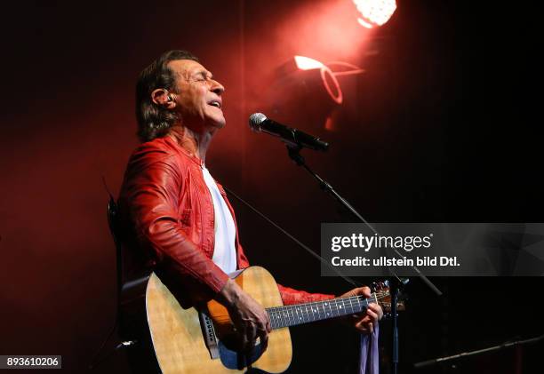 Weltstar Albert Hammond ist auf > Songbook Tour 2015 < im Wintergarten Variete in Berlin