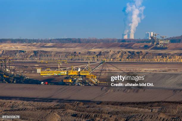 Deutschland/Brandenburg/Welzow, , Braunkohletagebau Welzow-Sued, Blick in den Vattenfall-Tagebau Welzow-Sued, am Horizont das Kraftwerk Schwarze...