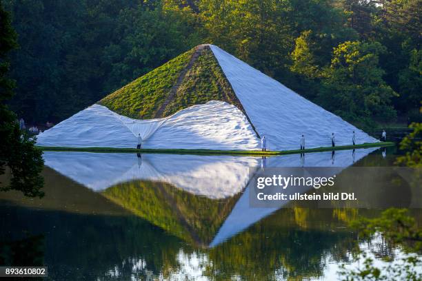 Deutschland/Brandenburg/Cottbus, , Enthuellung der restaurierten Wasserpyramide im Pueckler-Park Branitz; Nach aufwaendiger Restaurierung wird das...