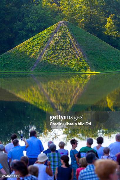 Deutschland/Brandenburg/Cottbus, , Enthuellung der restaurierten Wasserpyramide im Pueckler-Park Branitz; Nach aufwaendiger Restaurierung wird das...