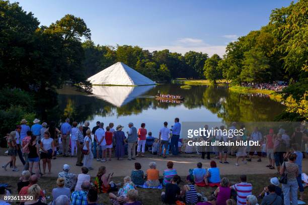 Deutschland/Brandenburg/Cottbus, , Enthuellung der restaurierten Wasserpyramide im Pueckler-Park Branitz; Nach aufwaendiger Restaurierung wird das...