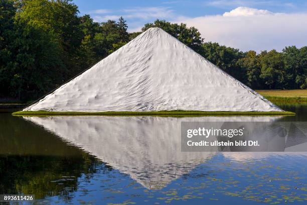 Deutschland/Brandenburg/Cottbus, , Enthuellung der restaurierten Wasserpyramide im Pueckler-Park Branitz; Nach aufwaendiger Restaurierung wird das...