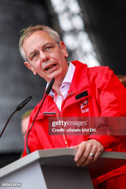 Deutschland/Berlin, , IGBCE-Grossdemonastration in Berlin; Der IGBCE Vorsitzende Michael Vassiliadis spricht auf der Kundgebung vor dem Kanzleramt zu...