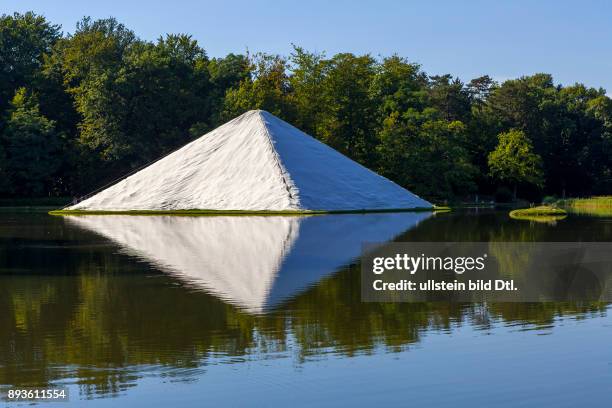 Deutschland/Brandenburg/Cottbus, , Enthuellung der restaurierten Wasserpyramide im Pueckler-Park Branitz; Nach aufwaendiger Restaurierung wird das...