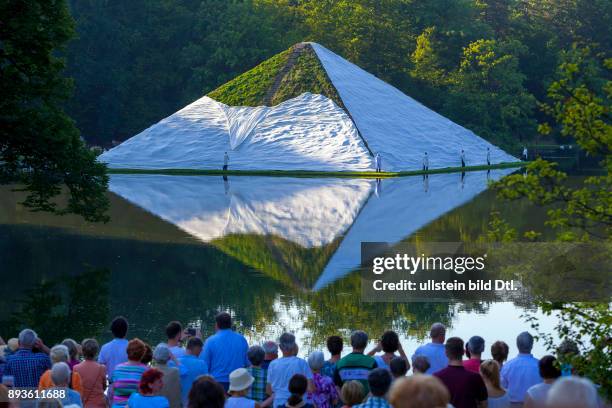 Deutschland/Brandenburg/Cottbus, , Enthuellung der restaurierten Wasserpyramide im Pueckler-Park Branitz; Nach aufwaendiger Restaurierung wird das...